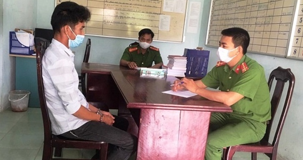 Bắt tạm giam kẻ tát cán bộ công an huyện ở chốt kiểm soát dịch