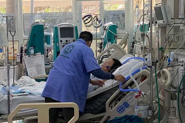 Bác sĩ đứng ép tim 2 tiếng liên tục giành giật sự sống cho sản phụ Hà Nội