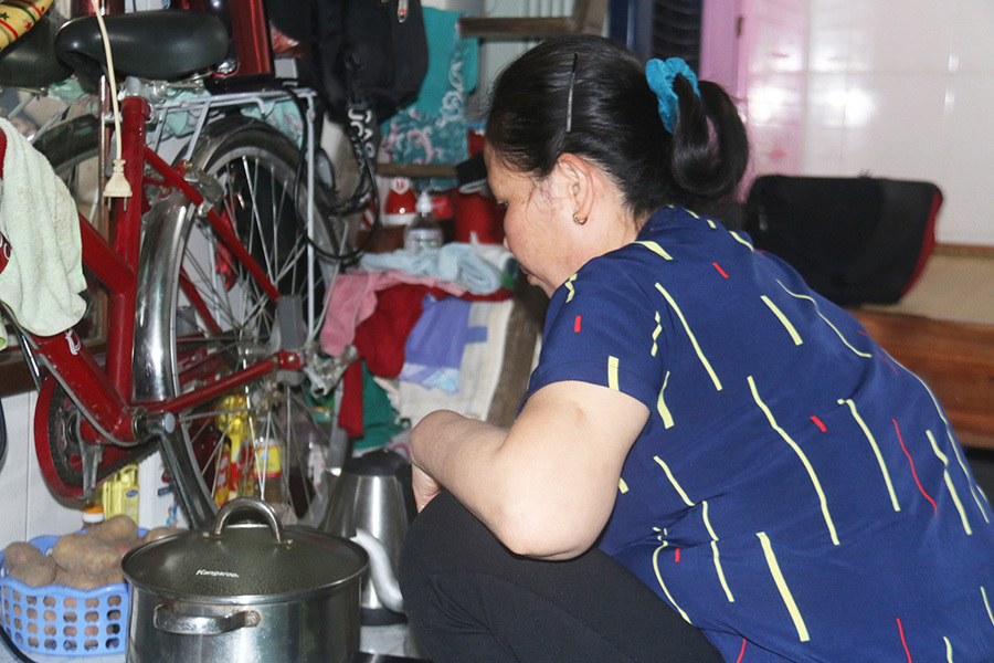 Chật vật kiếm tiền giữa dịch, nữ tạp vụ xúc động trước món quà được trao