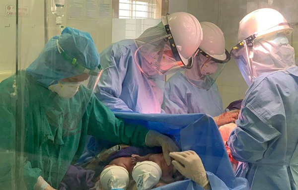 Quarantined woman gives birth to twins in Quang Ninh