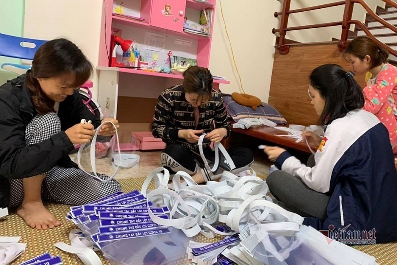 Cô giáo làm 6.000 mũ chắn giọt bắn tặng mọi người
