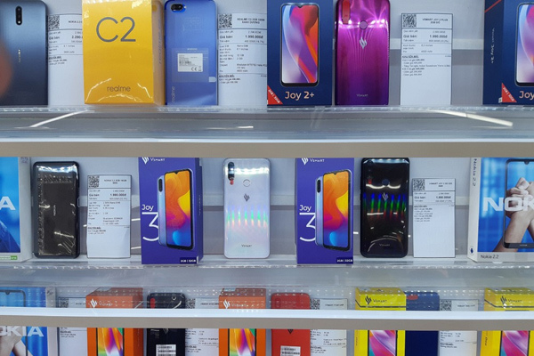 Các nhà bán lẻ điện thoại hàng đầu Việt Nam lý giải kỳ tích của Vsmart