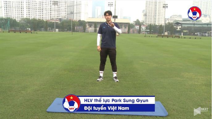 Trợ lý thầy Park hướng dẫn cầu thủ tập thể lực tại nhà