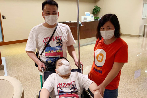 Những ngày 'sóng gió' của gia đình Việt đưa con sang Singapore mổ mắt