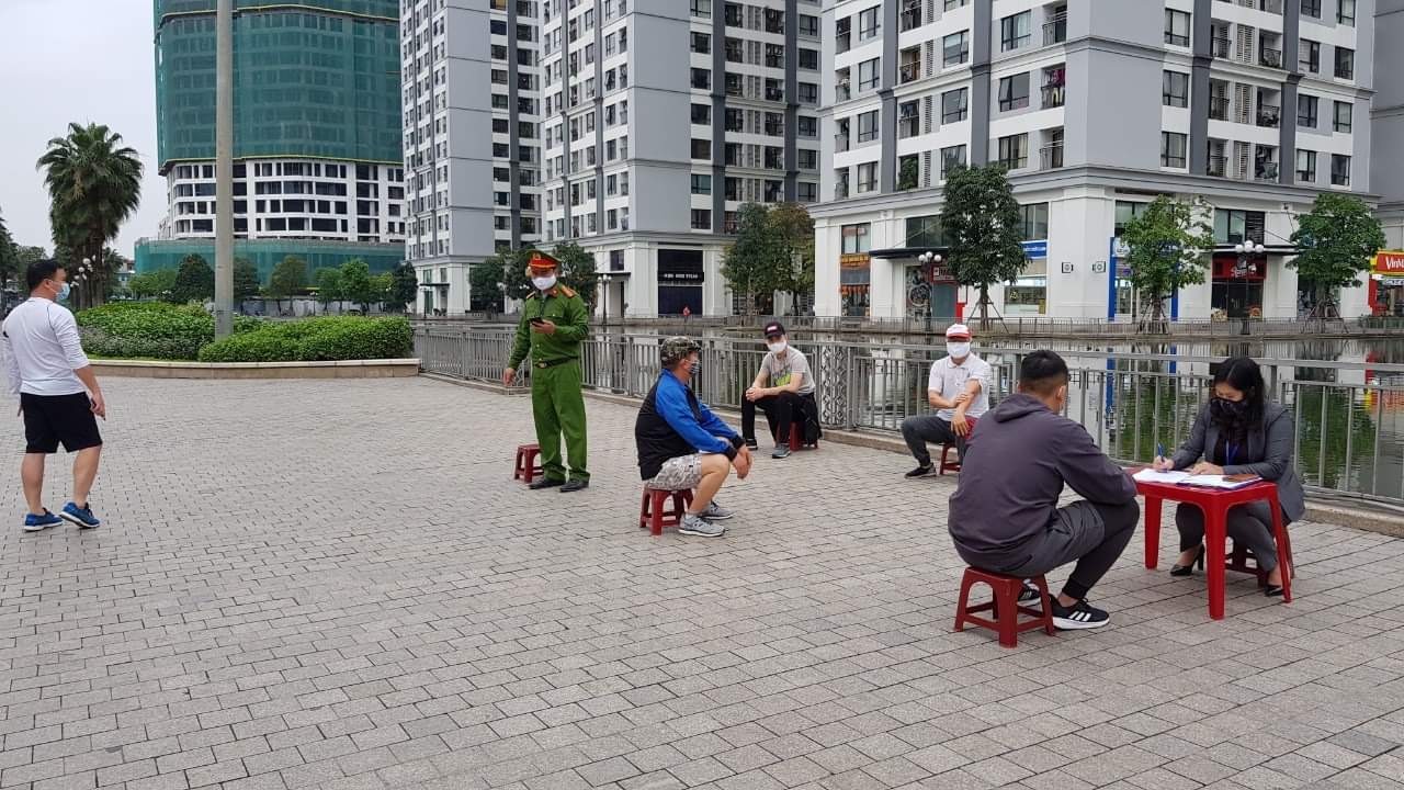 Phạt 28 người ra ngoài không lý do ở khu chung cư Times City