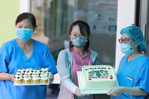 Bệnh nhân 135 xuất viện tặng món quà nhỏ tới bác sĩ