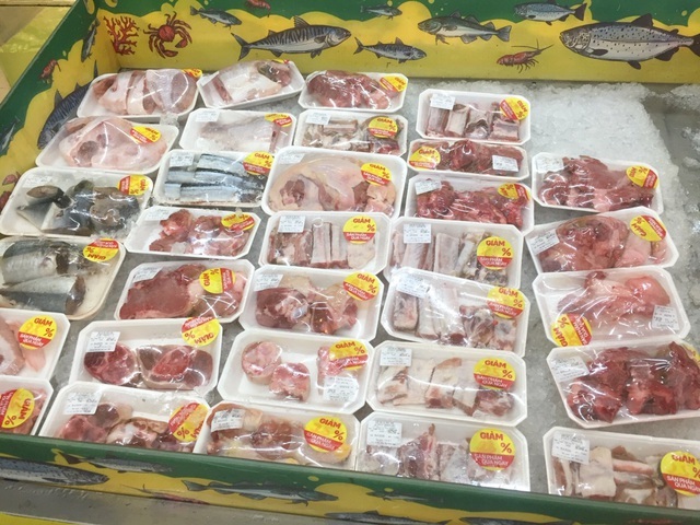Thịt heo nhập khẩu giá rẻ bày bán đầy các cửa hàng