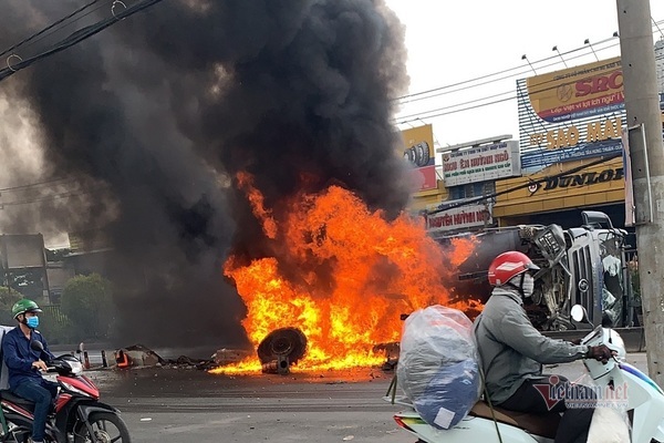 Lửa đỏ rực bao trùm xe ben lật nhào ở cửa ngõ Sài Gòn