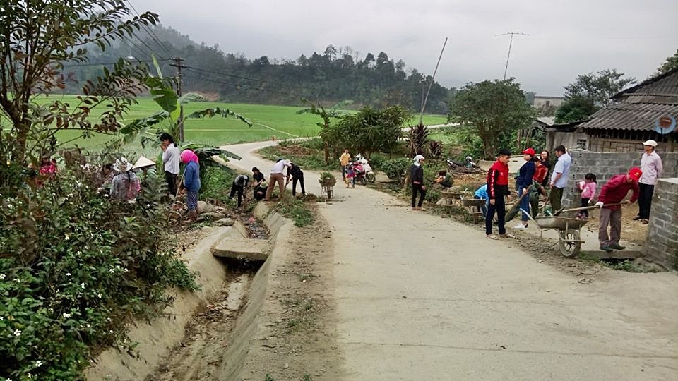 Nông dân Tân Nam thoát nghèo nhờ có đường bê tông liên thôn