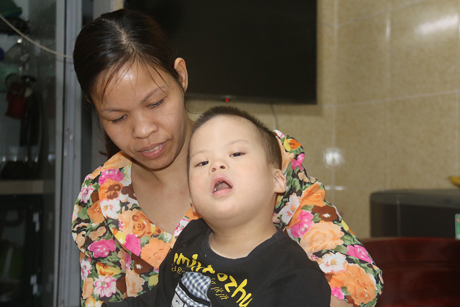 Cân gạo, quả trứng nghĩa tình giúp mẹ nghèo nuôi con có thêm bữa no