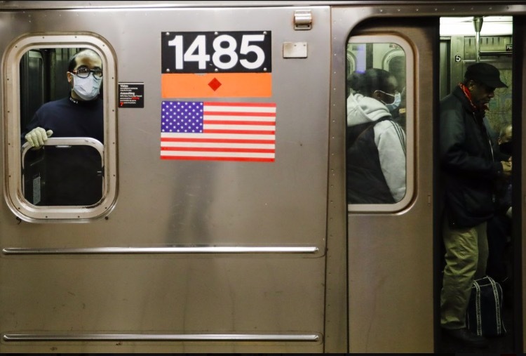 Hình ảnh dân Mỹ nén sợ hãi đi tàu điện ngầm thời Covid-19