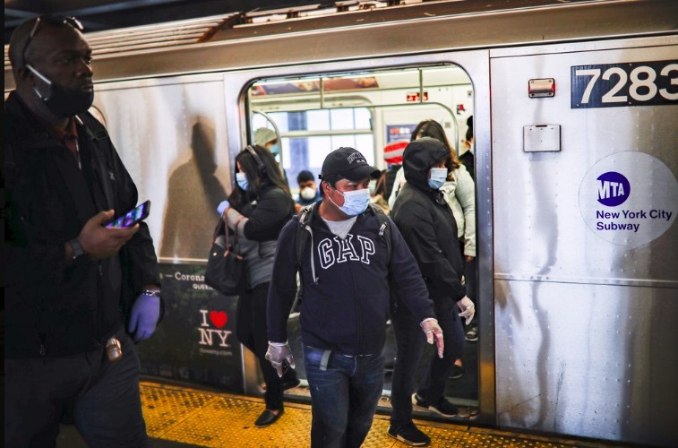 Hình ảnh dân Mỹ nén sợ hãi đi tàu điện ngầm thời Covid-19