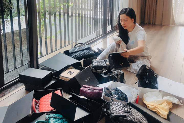 Bộ sưu tập túi hàng hiệu của vợ ca sĩ Trọng Tấn