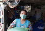 Chồng mất, chị phụ hồ rưng rưng nhận hỗ trợ tiền trọ, gạo từ thiện