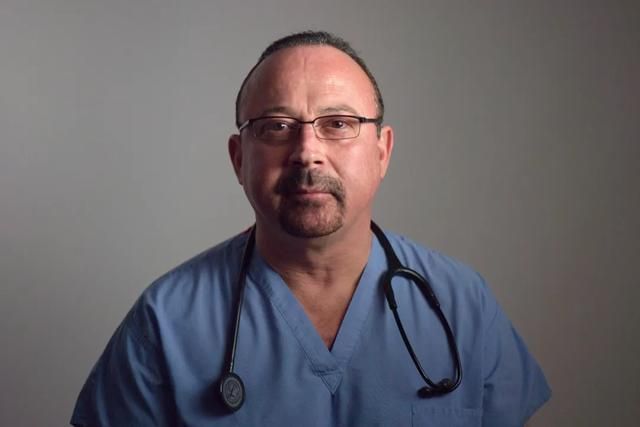 Bác sĩ đầu tiên ở Mỹ chết vì Covid-19: Một chiếc khẩu trang đeo 4 ngày