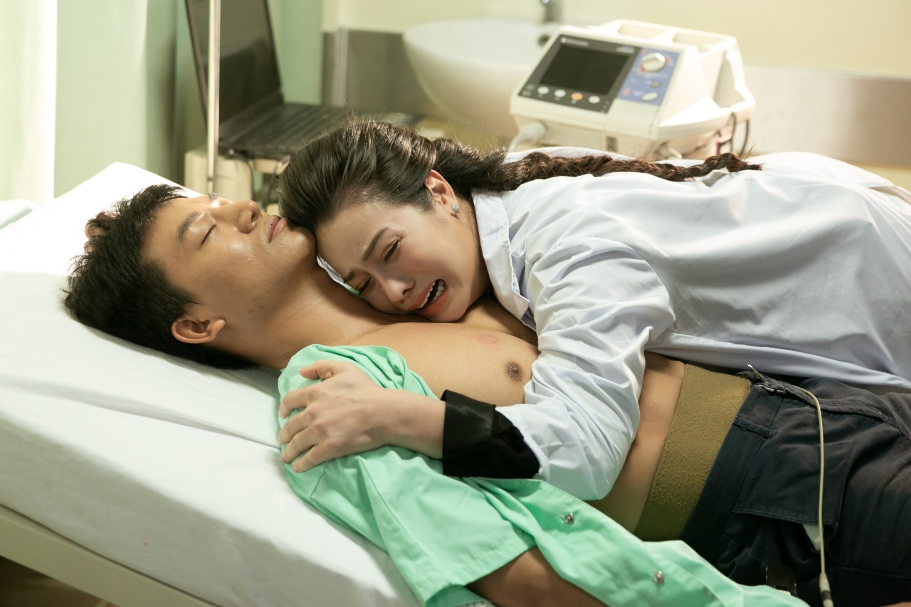 Nhật Kim Anh vào vai bác sĩ nhiều đau khổ trong MV 'Lỡ tin ai đó'