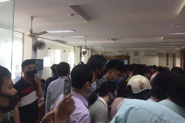 Hàng nghìn doanh nghiệp vận tải chen lấn xin giấy ra vào Hải Phòng
