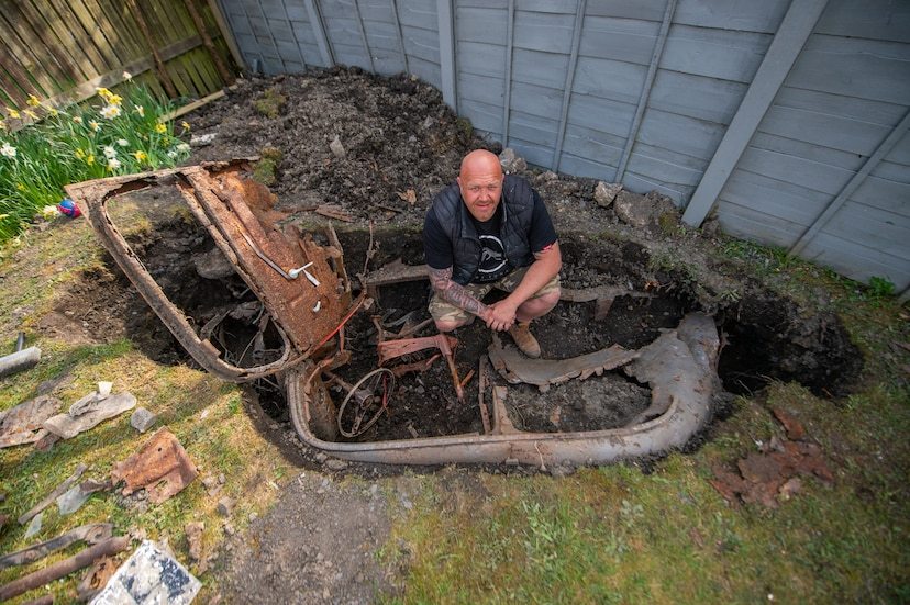 Người đàn ông đào được chiếc xe bị chôn dưới đất suốt nửa thế kỉ