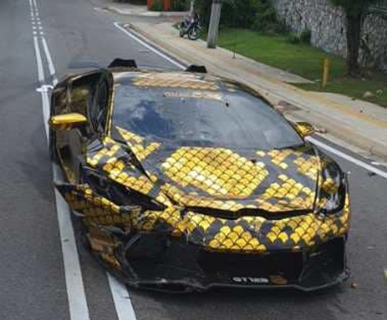 Khí chất đại gia, lái siêu xe gây tai nạn, đền nạn nhân ngay xe mới