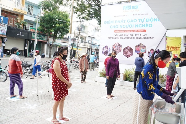 Ông chủ 'ATM gạo' ở Sài Gòn mở thêm 2 máy phục vụ người nghèo