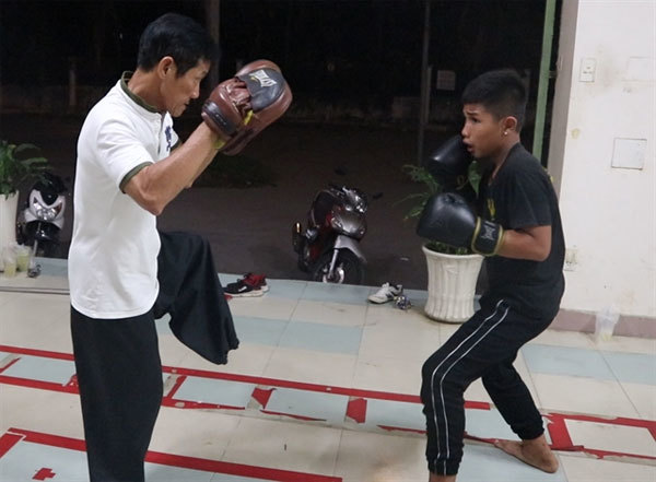 One-legged professional martial artist inspires students