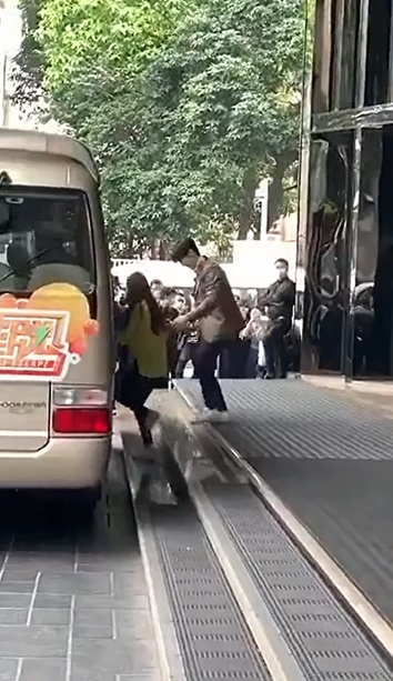 Dương Mịch quấn quýt ôm chặt rồi lên xe của đàn em Đặng Luân