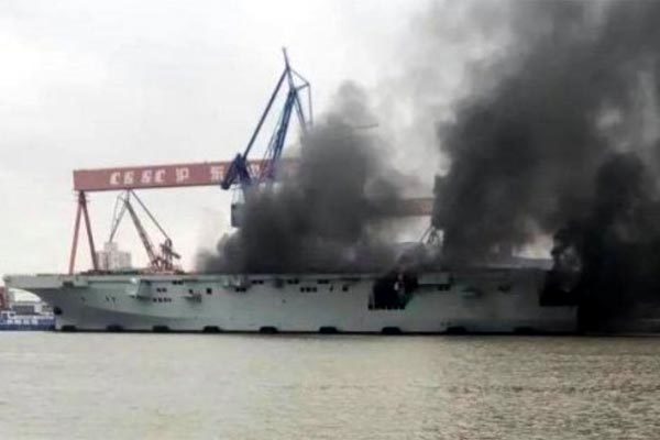 Hình ảnh tàu tấn công đổ bộ TQ bốc cháy ngùn ngụt