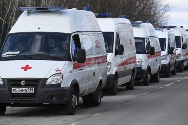 Số ca Covid-19 tăng nhanh, hàng dài xe cứu thương ùn tắc trước bệnh viện Moscow