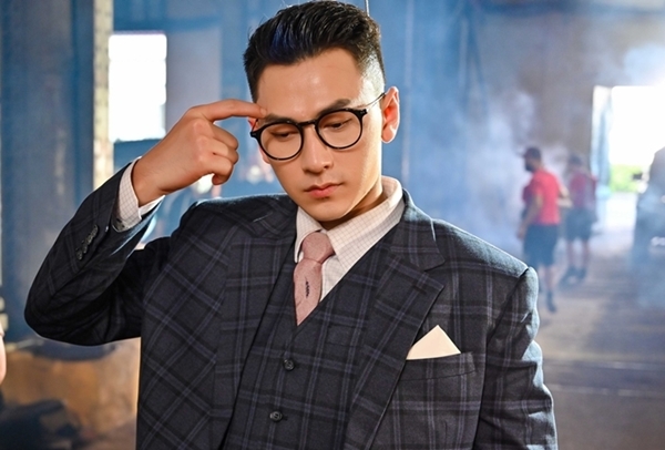 Isaac điển trai lạnh lùng đóng phim mới