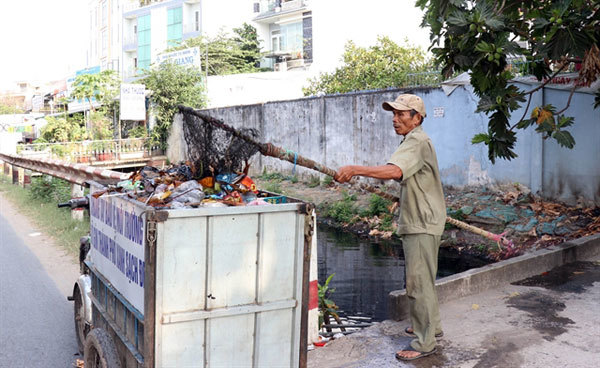 HCM City veteran wages war on garbage