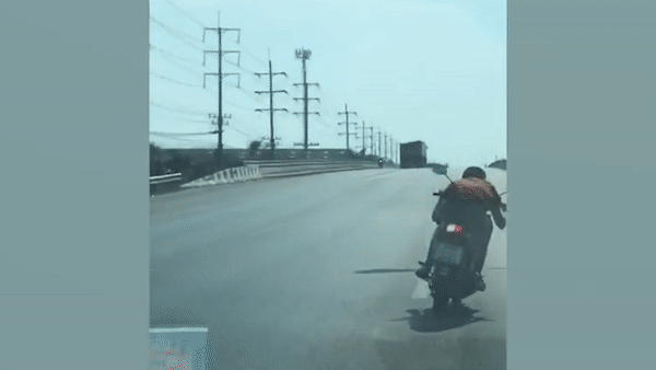 Không đội mũ bảo hiểm, lái xe máy tông vào rào chắn cao tốc