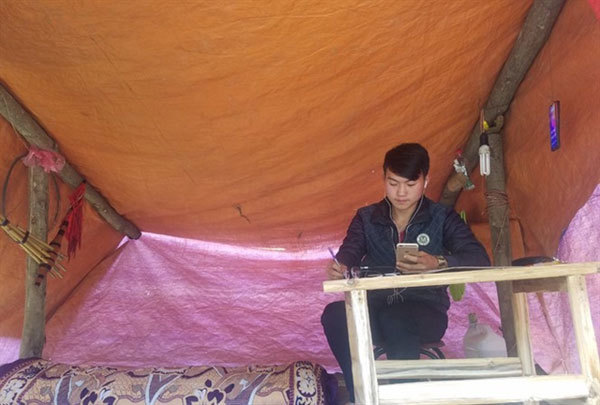 Ethnic minority student builds tent to study online