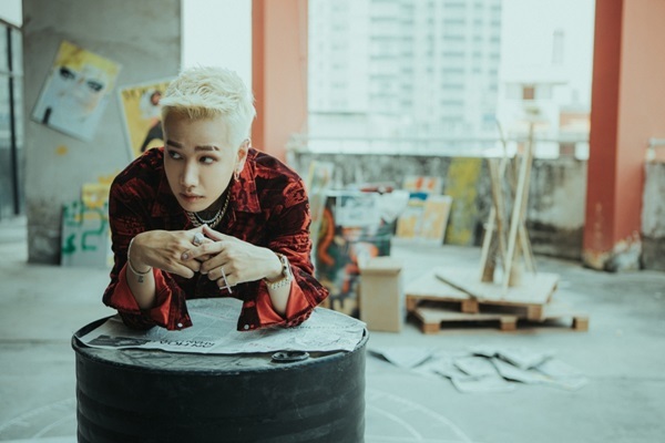 Lou Hoàng tung MV mới giữa lúc showbiz Việt đóng băng