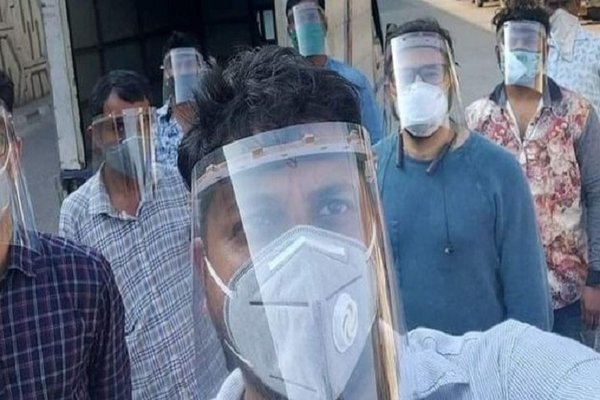 Thiếu trầm trọng đồ bảo hộ, bác sĩ Ấn Độ mặc áo mưa chống Covid-19