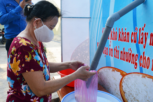 Chủ tịch phường cùng bạn làm 'ATM gạo' cho người nghèo miền Tây