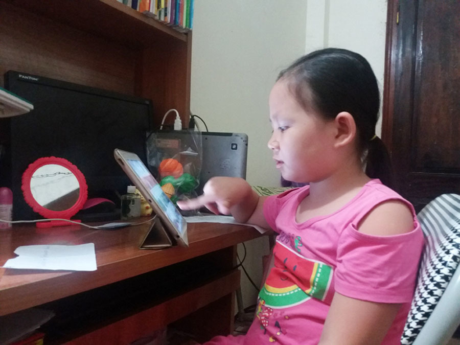 Con gái chị bán hoa quả giỏi tiếng Anh nhờ học trên mạng từ 4 tuổi