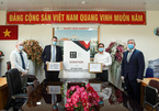Hiệp hội doanh nghiệp Anh cảm ơn Việt Nam, tặng hàng nghìn khẩu trang, quần áo bảo hộ