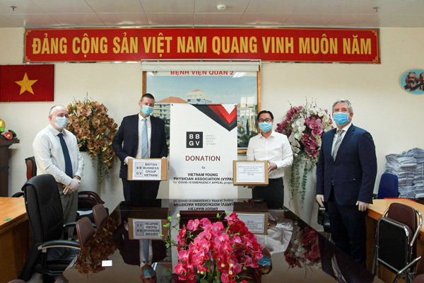 Hiệp hội doanh nghiệp Anh cảm ơn Việt Nam, tặng hàng nghìn khẩu trang, quần áo bảo hộ