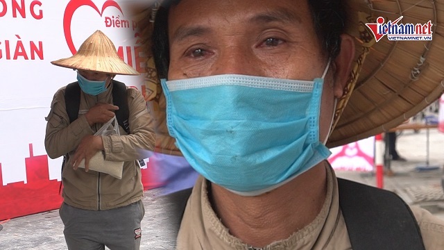 Người nghèo Hà Nội rớm nước mắt nhận quà từ ATM gạo