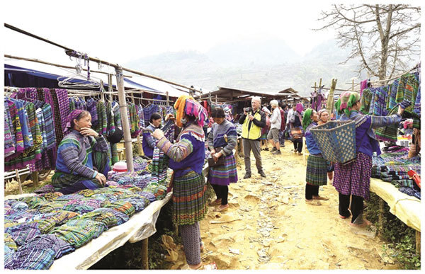 Mong people's handicraft weaving preserved to boost tourism