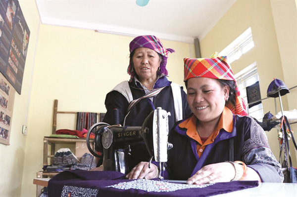 Mong people's handicraft weaving preserved to boost tourism