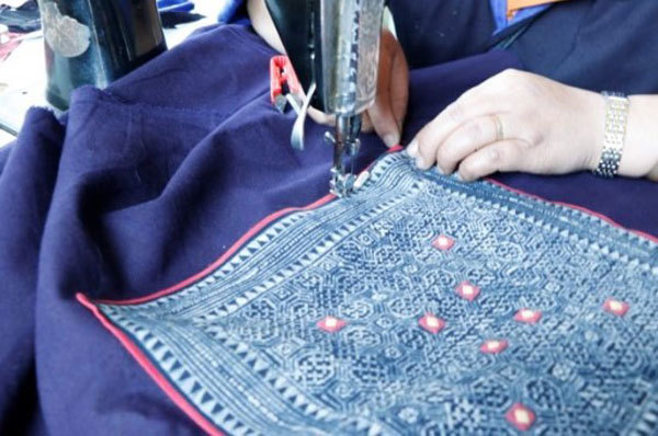 Mong people's handicraft weaving preserved to boost tourism