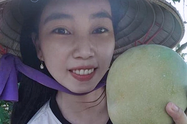 Nữ sinh mồ côi cha lăn lộn kiếm tiền từ năm 11 tuổi, rơi nước mắt khi trường giảm học phí