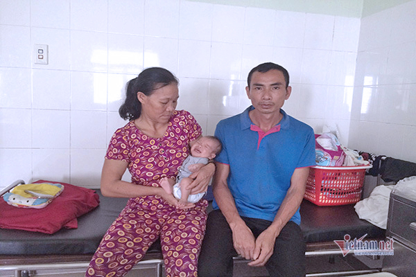 Chồng thần kinh, con gái 2 tháng tuổi bị thủng tim, người mẹ nghèo cầu cứu