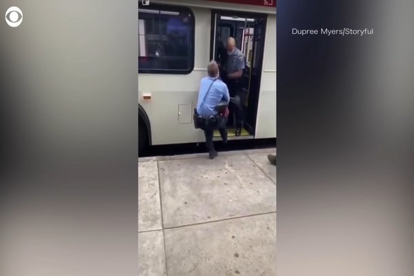 Không chịu đeo khẩu trang, người đàn ông Mỹ bị cảnh sát lôi xuống xe buýt