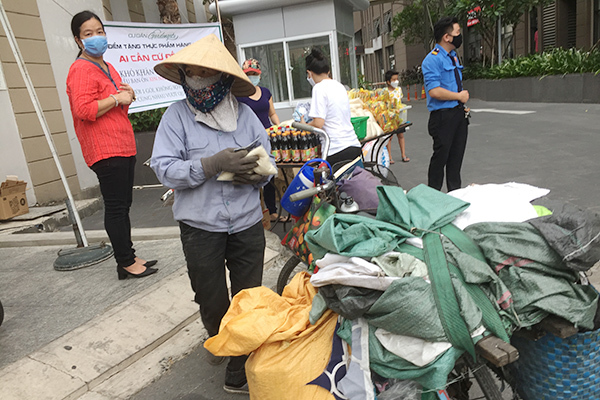 'Nếu khó khăn cứ đến lấy một gói mỗi ngày'