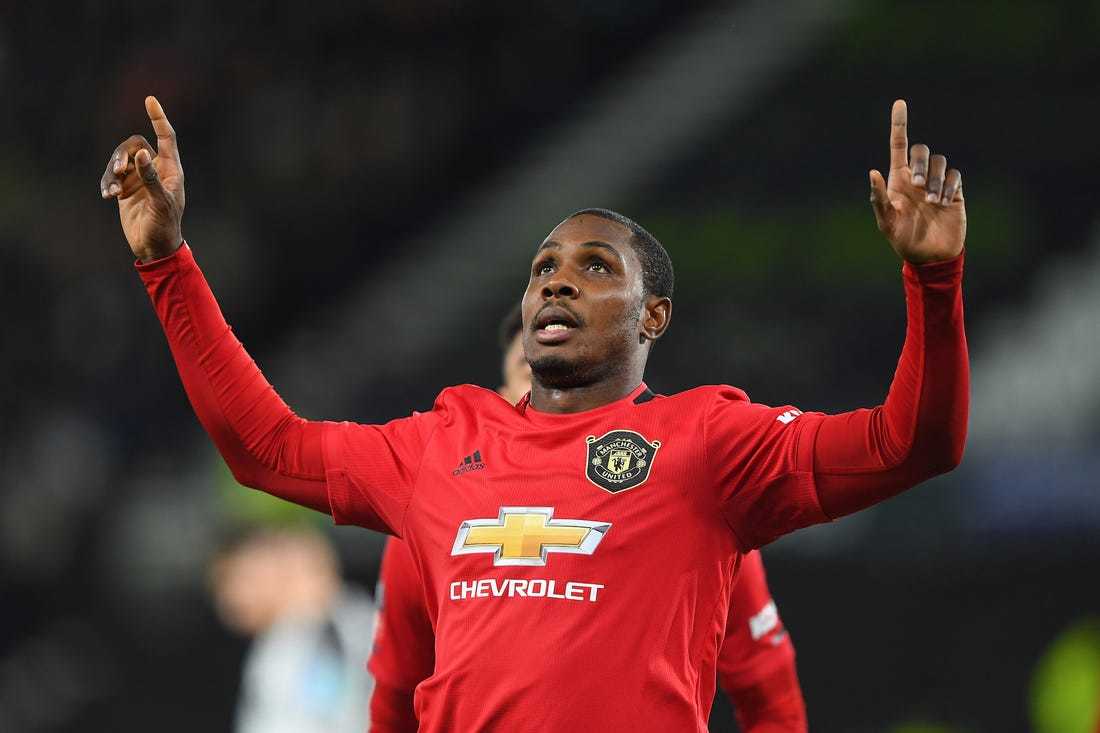 Ighalo phải giảm 2/3 lương nếu ký dài hạn MU