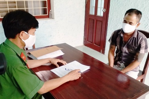 Khởi tố chủ quán cà phê dùng mã tấu đuổi đánh tổ chống dịch