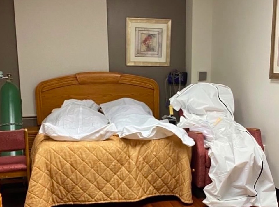 Hình ảnh đáng sợ bên trong phòng bệnh viện điều trị Covid-19 ở Mỹ