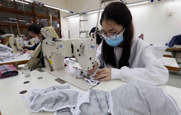VN Health Ministry orders 48 producers to report on medical-mask production capacity